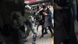 Polícia Hong Kong napáda tehotnú ženu