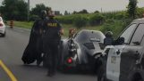 La policía lo detuvo para el control de Batman