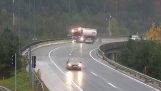 Botsing met de auto gooit een vrachtwagen onder de brug