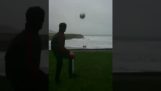 At spille bold med vinden