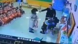 Furious apa támadó tanár ütött a gyerek (Kína)