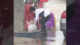 Женщина кладет бензин в полиэтиленовом пакете