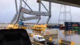 Instorting van een enorme kraan in de haven van Antwerpen