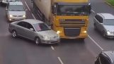 Ciężarówka vs. samochodów (Rosja)
