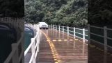 En flytande bro för bilar