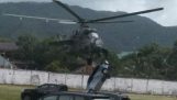 Hubschrauber kollidiert mit Autos bei der Landung