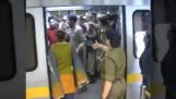 Polițiști Slap bărbați care se aflau în vagoane femei (India)
