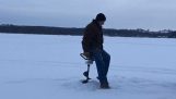 Een visser met een gat in het ijs