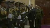 Putin volta a tampa para um membro da guarda de honra palestino