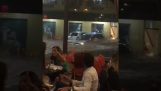 Flooding utenfor en restaurant (Brasil)