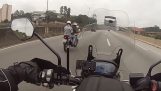 Motorcyklist rör sig mot en motorväg för att undvika tjuvar