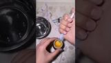 Narození kuře z otevřeného vejce