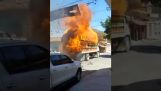 Truck zabalené v plameňoch sa pohybuje vysokou rýchlosťou