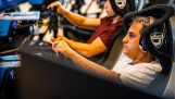 Хуан Пабло Монтойя стикається кращий геймерів гоночний симулятор