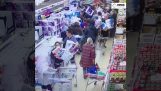 Паника в супермаркетите за тоалетна хартия (Австралия)