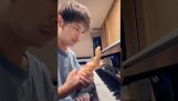 Свира клавир са дрхтавим прстима