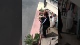 אישה באיטליה מנגנת בחליל במרפסת