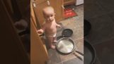 Un bébé a faim