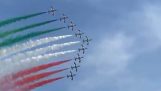 Den italienske luftvåben forsøger at hæve moralen af ​​italienerne