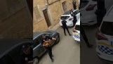 Cops synge til beboerne i løbet af begrænsningen (Spanien)