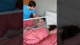 Han vækkede sin kone med et spejl