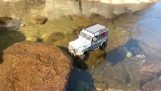 Land Roveru přechod zamrzlého jezera
