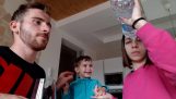 Ouders tonen een goocheltruc in hun kleine zoon