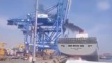 zrazí loď so žeriavom v prístave (Kórea)