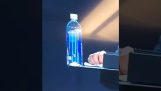 Suspense s lahví vody