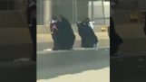 Frauen mit Burka in einer wilden Schlägerei
