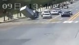 Камион изведнъж се издига във въздуха