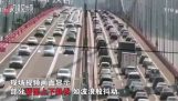 Die große Schwingung einer Brücke in China