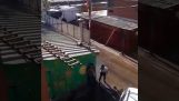 Él desafió a la policía señalando su espalda (Chile)
