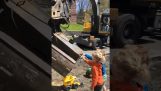 Grävmaskinoperatören underhåller två små barn
