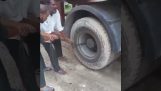 Een vrachtwagen naar voren brengen met zijn wiel