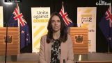 New Zealand's premierminister svar på et interview under et jordskælv