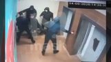Hırsızlar asansörle kaçmaya çalıştı