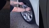 Μια γυναίκα προσπαθεί να αλλάξει τάσια στο αυτοκίνητό της