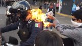 Διαδηλωτής βάζει φωτιά σε αστυνομικό (Μεξικό)