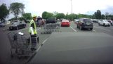 Um funcionário de supermercado encontra alguns carrinhos indisciplinados