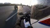 Polícia em equipamento anti-motim perseguir uma scooter (França)