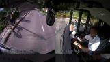 Un șofer de autobuz ajută o femeie în vârstă atunci când este jefuită