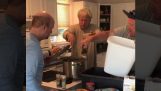Trois hommes cuisinent des crabes (en cas d'échec)