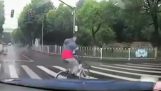 Un ciclista fa un giro con un altro ciclista