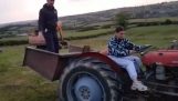 En flicka kör en traktor för första gången (misslyckas)
