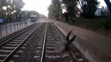 Човек пада по трамвайните линии