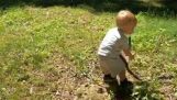 En liten gutt fanger en slange