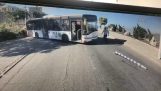 Een bus viel bijna van een klif