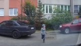 Un copil traversează strada fără să se uite