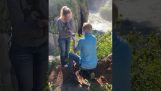 Proposta di matrimonio in una cascata